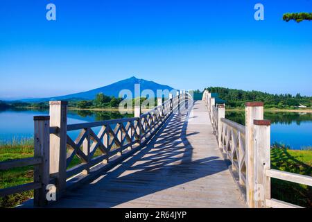 Tsuru no Mai hashi Bridge und Mt. Iwaki Stockfoto