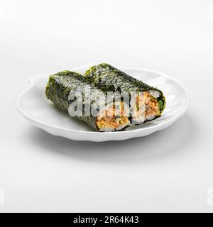 Isolierte, ungeschnittene Unagi Maki Sushi-Brötchen Stockfoto
