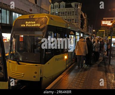 Metrolink Manchester Tram nach Ashton über Piccadilly, an einem regnerischen Abend, in Market Street, Manchester, Lancashire, England, UK, M1 1PW Stockfoto