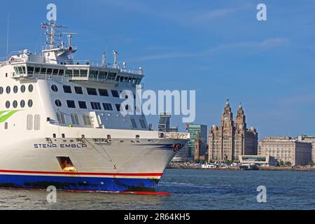 Stena Embla Fähre nach Belfast auf dem Liverpool Uferpanorama von Woodside, Birkenhead, Wirral, Merseyside, England, UK, CH41 6DU Stockfoto