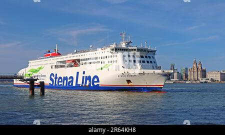 Stena Embla Fähre nach Belfast auf dem Liverpool Uferpanorama von Woodside, Birkenhead, Wirral, Merseyside, England, UK, CH41 6DU Stockfoto