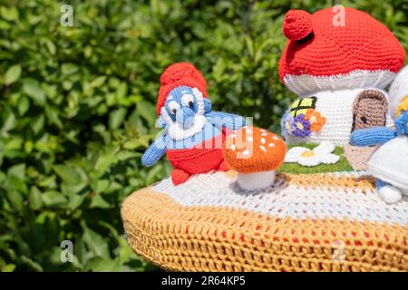 Häkelschlümpfe auf einem Briefkasten in Carisbrooke, Isle of Wight, England, Großbritannien. Stockfoto