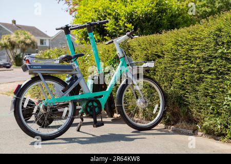 Beryl-Elektrofahrrad und Beryl-Elektroroller an einer Straßenecke in Newport, Isle of Wight, können gemietet werden. Stockfoto