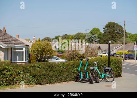 Beryl-Elektrofahrrad und Beryl-Elektroroller an einer Straßenecke in Newport, Isle of Wight, können gemietet werden. Stockfoto