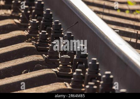 Nahaufnahme einer Bahnstrecke, selektiver Fokus. Abstrakter Hintergrund für den industriellen Transport Stockfoto