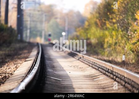 Eine leere Bahnstrecke an einem sonnigen Tag, Hintergrundfoto mit selektivem Weichzeichner Stockfoto