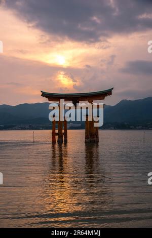 Sonnenuntergang und Itsukushima-Schrein Otorii-Tor Stockfoto
