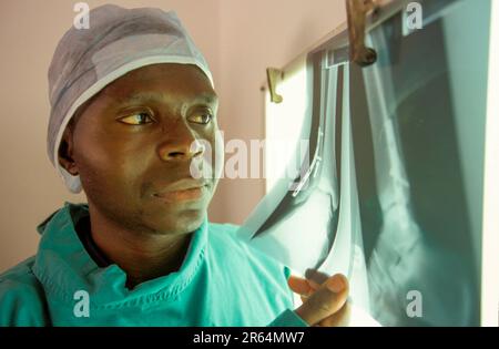 Swasiland, Chirurg einer Privatklinik in Mbabane, studiert ein Röntgenfoto eines gebrochenen Beins. Stockfoto