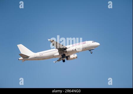 04.06.2023, Berlin, Deutschland, Europa - Ein von Avion Express Malta betriebenes Passagierflugzeug des Eurowings Airbus A320-200 startet vom Flughafen BER. Stockfoto