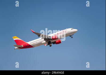 04.06.2023, Berlin, Deutschland, Europa - ein Passagierflugzeug des Iberia Express Airbus A320-200 startet vom Flughafen Berlin Brandenburg BER. Stockfoto