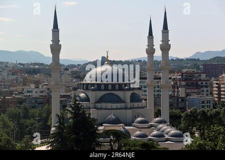 Die große Moschee von Tirana oder Namazgah Moschee ist eine Moschee, die in Tirana, Albanien, erbaut wurde. Die größte Moschee auf dem Balkan. Stockfoto