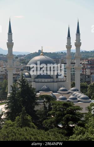 Die große Moschee von Tirana oder Namazgah Moschee ist eine Moschee, die in Tirana, Albanien, erbaut wurde. Die größte Moschee auf dem Balkan. Stockfoto