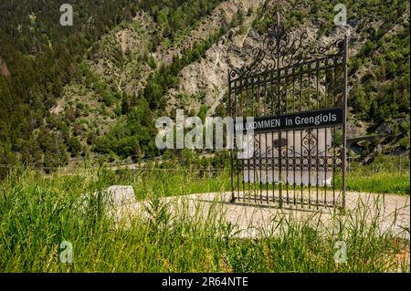 Grengiols, Kanton Valais, Schweiz - 27. Mai 2023: Willkommensschild Grengiols. Begrüßungsnachrichten in deutscher Sprache. Touristeninformation Stockfoto