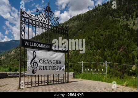 Grengiols, Kanton Valais, Schweiz - 27. Mai 2023: Willkommensschild Grengiols. Begrüßungsnachrichten in deutscher Sprache. Touristeninformation Stockfoto