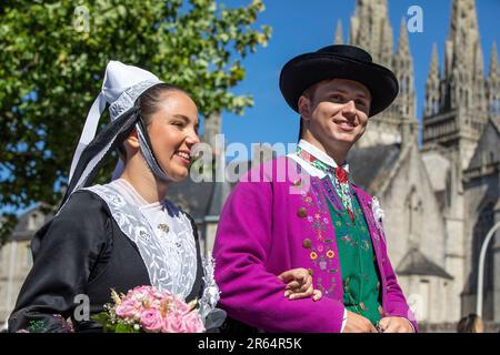 Quimper (Bretagne, Nordwestfrankreich): Festival de Cornouaille' (Cornwall Festival) am 24. Juli 2022. Parade der Anwärter auf den Titel Quee Stockfoto