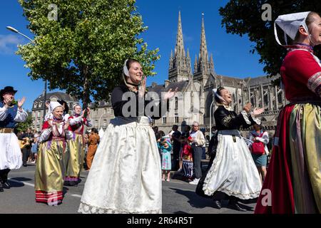 Quimper (Bretagne, Nordwestfrankreich): Festival de Cornouaille' (Cornwall Festival) am 24. Juli 2022. Tänzer des Keltischen Kreises aus Quimper „Me Stockfoto