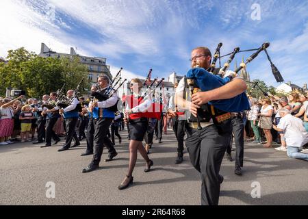 Quimper (Bretagne, Nordwestfrankreich): Festival de Cornouaille' (Cornwall Festival) am 24. Juli 2022. Bretonische Band aus Quimper „Bagad Ergue Armel“ Stockfoto