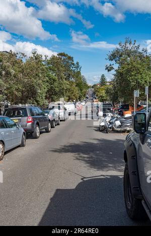 Viele der Häuser im Vorort Bondi Beach in Sydney wurden in kleinen Häuserblocks gebaut, bevor ein Auto in der Regel war, sodass die Besitzer jetzt auf der Straße parken Stockfoto