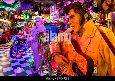 Tankstelle, Fifties American Diner, P. Burgos Street, Makati, Manila, Philippinen Stockfoto