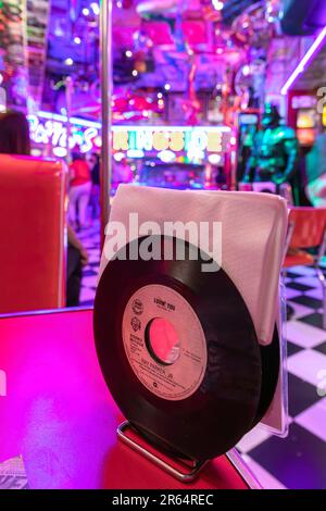 Tankstelle, Fifties American Diner, P. Burgos Street, Makati, Manila, Philippinen Stockfoto