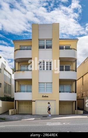 Die buttergelben Art déco-Apartments mit Namen Lurline blicken direkt auf den nördlichen Bondi Beach auf der Campbell Parade in Sydney, Australien Stockfoto