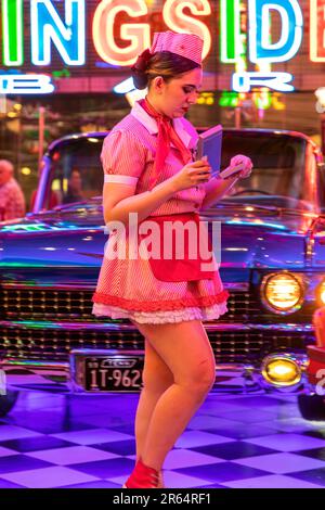 Tankstelle, Fifties American Diner, P. Burgos Street, Makati, Manila, Philippinen Stockfoto