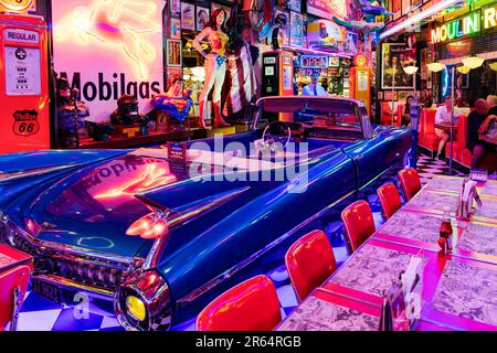 Tankstelle, Fifties American Diner, P. Burgos Street, Makati, Manila, Philippinen Stockfoto