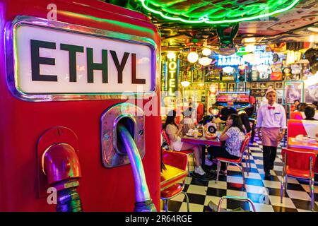 Tankstelle, Fifties American Diner, P. Burgos Street, Makati, Manila, Philippinen Stockfoto