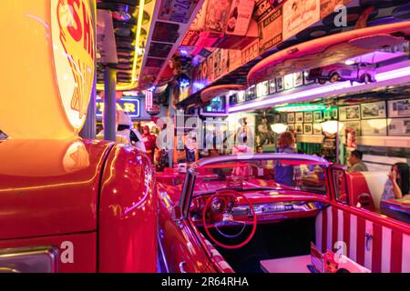 Tankstelle, Fifties American Diner, P. Burgos Street, Makati, Manila, Philippinen Stockfoto