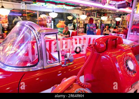 Tankstelle, Fifties American Diner, P. Burgos Street, Makati, Manila, Philippinen Stockfoto