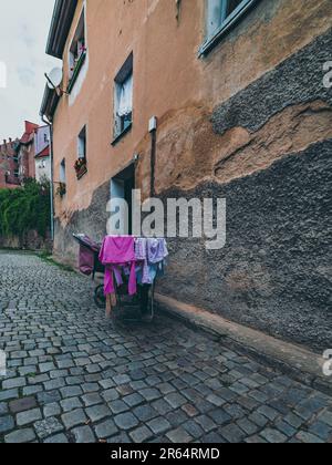 Wäsche hängt auf der Straße Stockfoto