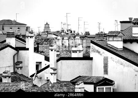 Blick auf die Dächer des historischen Zentrums von Triest, Italien Stockfoto