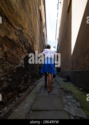 Enge Passage in einer alten Ruine Stockfoto