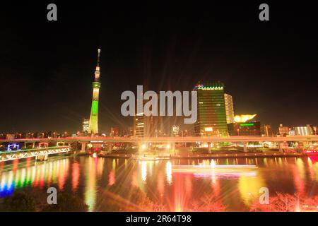 Champagnerbaum des Tokyo Sky Tree und Asahi Beer Tower und Boot Stockfoto