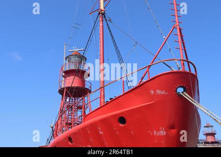 Rumpf des roten Lichtschiffs Texel in der ehemaligen Werft in der niederländischen Stadt Den Helder vor blauem Himmel Stockfoto