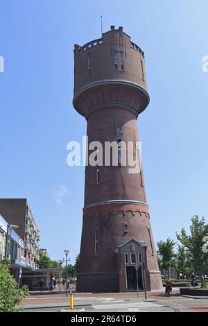 New Water Tower, historisches Backsteingebäude im Stadtzentrum von Den Helder, Niederlande, Mai 27 2023 Stockfoto