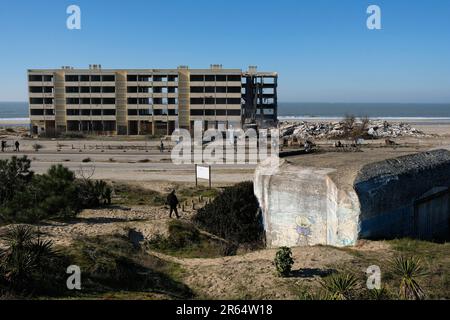 Soulac-sur-Mer (Mittelwestfrankreich) am 8. Februar 2023: Abrissarbeiten, Demontage des Gebäudes Le Signal. Das Gebäude ist zu einem Symbol geworden Stockfoto