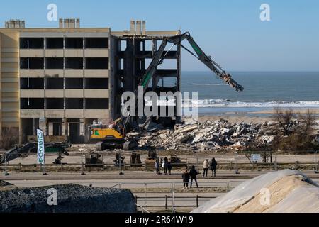 Soulac-sur-Mer (Mittelwestfrankreich) am 8. Februar 2023: Abrissarbeiten, Demontage des Gebäudes Le Signal. Das Gebäude ist zu einem Symbol geworden Stockfoto