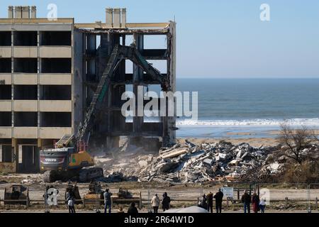 Soulac-sur-Mer (Mittelwestfrankreich) am 8. Februar 2023: Abrissarbeiten, Demontage des Gebäudes Le Signal. Das Gebäude ist zu einem Symbol geworden Stockfoto