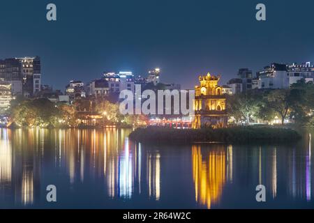 Altstadt in Hanoi bei Nacht. Turtle Tower in der Mitte des Hoan Kiem Sees, Vietnam. Stockfoto