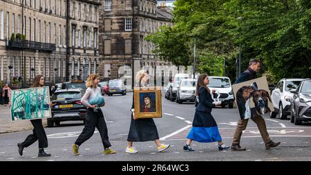 Edinburgh, Schottland, Vereinigtes Königreich, 7. Juni 2023. New Town Art Month: Messe mit 10 Kunstgalerien in der Neustadt, die heute eröffnet wird und einen Monat dauert. Bild (L bis R): Megan Burns von Open Eye, Lucy Caster von Powerderhall Bronze Editions, Emily Walsh von Fine Art Society, Kirsty Somerling von der Scottish Gallery, James Harvey von Harvey und Woodd. Kredit: Sally Anderson/Alamy Live News Stockfoto