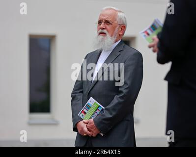 07. Juni 2023, Sachsen-Anhalt, Schönebeck: Bischof Gerhard Feige steht zu Beginn einer Presseveranstaltung auf dem Schulhof des Gymnasiums Dr. Carl Hermann in Schönebeck. Anlässlich des 30. Jahrestages der religiösen Erziehung hat das Bildungsministerium ein Handout für die Organisation und Umsetzung der religiösen Erziehung auf konfessioneller Ebene an den Staatsschulen in Sachsen-Anhalt veröffentlicht, das Schulverwaltern und Lehrern Informationen zur Verfügung stellen soll. Foto: Matthias Bein/dpa Stockfoto