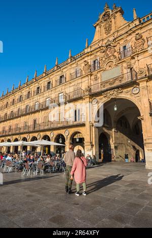 Arco de San Fernando Salamanca, Blick im Sommer auf den Arco de San Fernando an der Ostseite der erhabenen barocken Plaza Mayor, Salamanca, Spanien Stockfoto