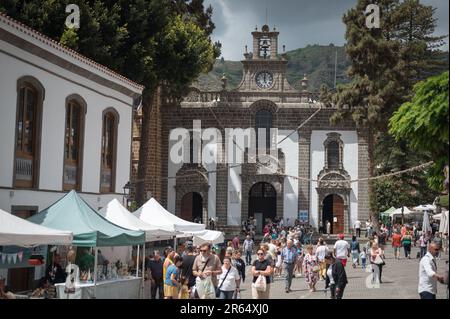 Ein Markttag in der kleinen Stadt Teror mit der Basilika unserer Lieben Frau von der Pinie im Hintergrund Stockfoto