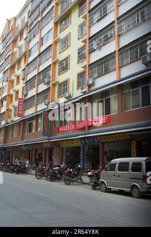 龙胜镇 (龙胜县) 中國 Longsheng, China; eine Straße in einer kleinen chinesischen Stadt; eine Straße in einer kleinen chinesischen Stadt; Una calle de un pequeño Pueblo chino Stockfoto