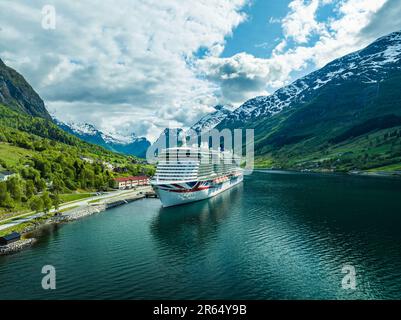 IONA Pando FÄHRT von einer Drohne, Olden, Innvikfjorden, Norwegen, Europa Stockfoto