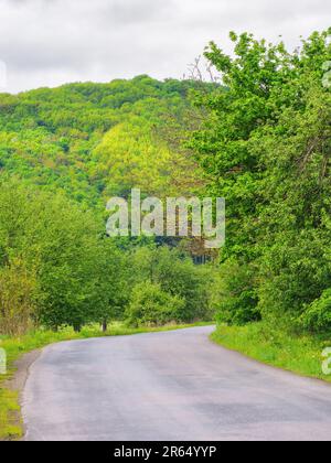 Die gewundene Straße führt durch den wunderschönen Gebirgspass und bietet ein atemberaubendes Panorama der Landschaft Stockfoto