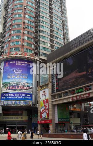 广州市 中國 Guangzhou, China; ein hoher mehrstöckiger Wohnblock; UN bloque de apartamentos alto de varios pisos. Stockfoto