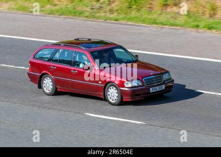 1999 90s Roter Mercedes-Benz C-Klasse Limousine C240 Elegance SE 4D Auto; Fahrt auf der Autobahn M61, Großbritannien Stockfoto