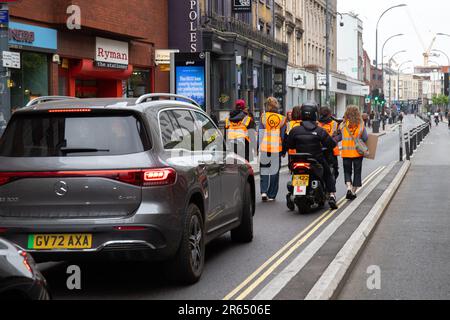 London, England, Vereinigtes Königreich, 7. Juni 2023 Angry Woman, Und andere Mitglieder der Öffentlichkeit konfrontieren junge Just Stop Oil-Demonstranten, die langsam in Hammersmith herumlaufen, eine Frau, die kein Fahrer war, greift eine junge Aktivistin an, schnappt sich ihre Haare und wirft sie auf den Bürgersteig, während andere Männer junge Mädchen schubsen und schleifen. Stockfoto